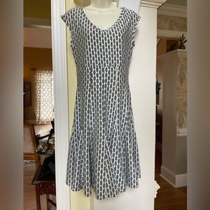 Taylor gray & white chain like design dress. Fully lined. Size 2.